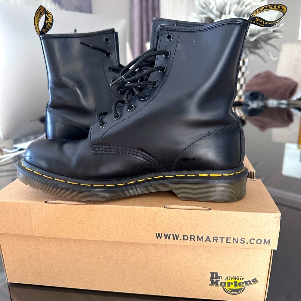 Dr. Martens 1460 Black smooth size 7 in men’s 9 in women’s